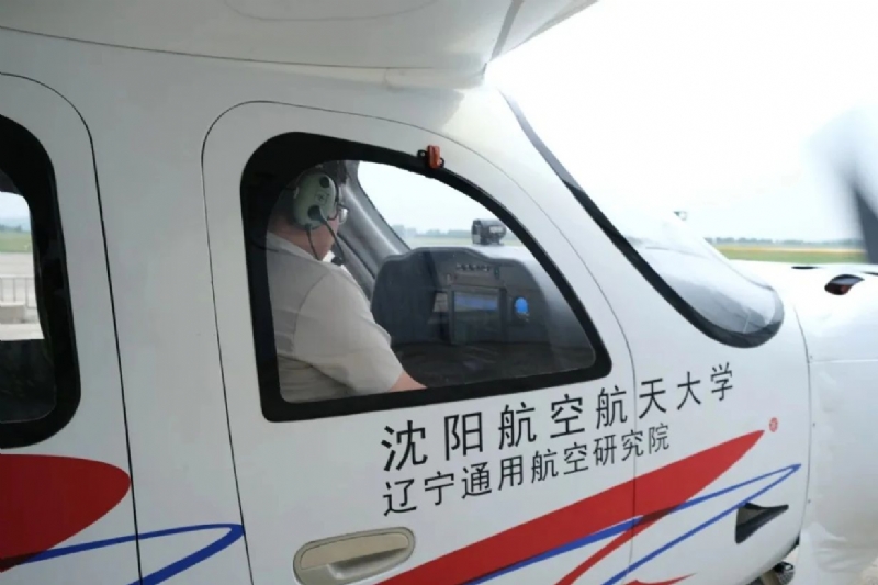 我国首款四座氢燃料电池飞机RX4M首飞成功